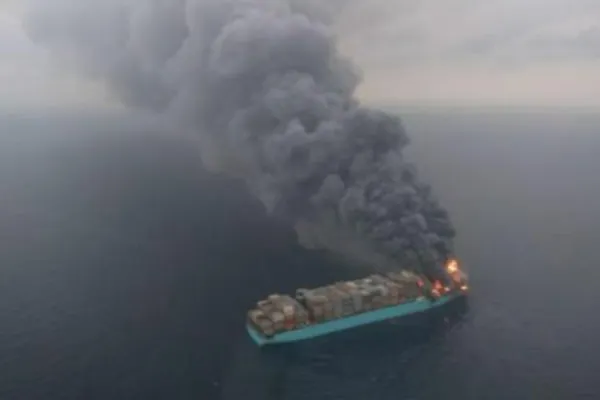 VIDEO | Incendiu puternic pe un vapor cu substanțe toxice, în Canada - Cascadă de flăcări