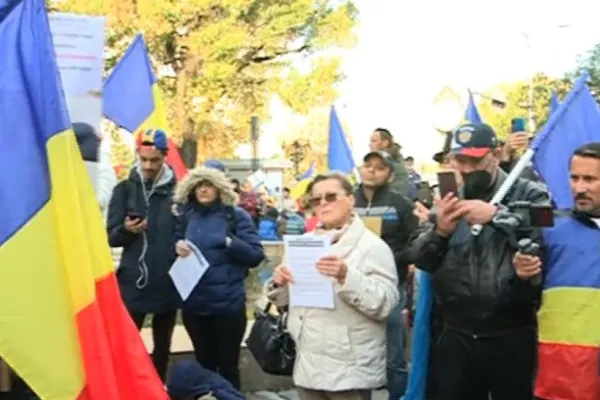 RESTRICȚII dure începând de mâine, nevaccinații protestează: Manifestanții susțin că nu sunt de acord cu introducerea certificatului verde - VIDEO