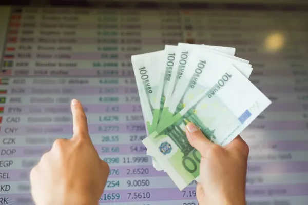 Economia încetinește: analiștii estimează creșterea inflației, devalorizarea leului și stagnarea prețurilor imobiliare