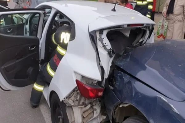 Accident cu 3 mașini, în Dâmbovița. 2 victime încarcerate, transportate de urgență la spital