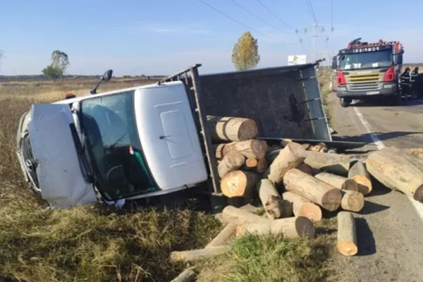 Accident cumplit, în Dâmbovița. 2 victime, după ce o mașină s-a izbit violent de o autoutilitară încărcată cu lemne