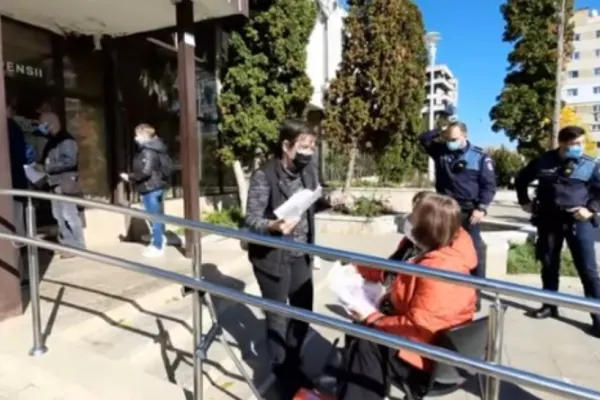 Scandal în fața Casei de pensii, după ce angajații nu au reușit să scaneze certificatul Covid. Bătrânii, amenințați și umiliți