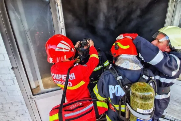 FOTO | Incendiu violent la un mall din Târgu Mureş. Depozit de alimente distrus de flăcări