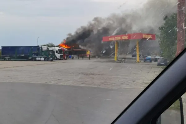 INCENDIU VIOLENT într-un restaurant de lângă Arad. Clienţii erau pe terasă, angajaţii s-au autoevacuat VIDEO