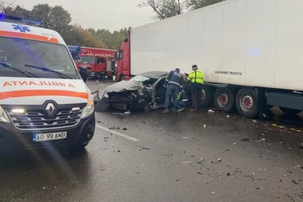 Accident GRAV în Argeș: 2 VICTIME, cu multiple traumatisme, după impactul nimicitor cu un TIR
