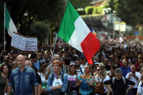 Italia relaxează restricțiile. În ce condiții se poate intra în magazine fără certificat verde