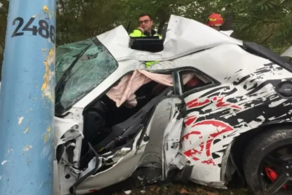 FOTO | Accident cumplit în stațiunea Mamaia. Un bărbat a murit după ce s-a izbit cu mașina de un stâlp