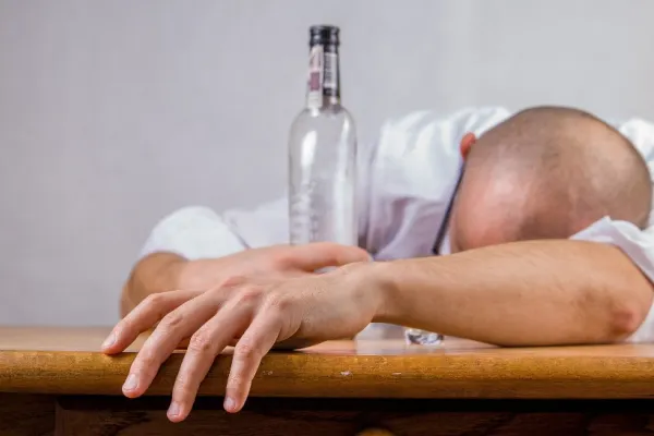 Alertă în Rusia: 26 de de oameni au murit din cauza otrăvii cu alcool