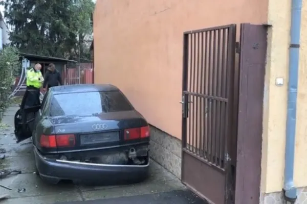 Accident bizar, în Arad: s-au trezit cu o mașină distrusă în curte. Detaliul care i-a șocat pe polițiști