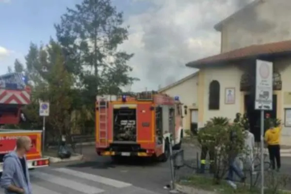 VIDEO | Incendiu de amploare în Italia. O biserică românească de lângă Roma, mistuită de flăcări