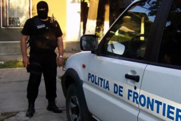 Un tub de obuz, cartuşe, o dronă şi căşti militare, descoperite într-un microbuz ce venea din Ucraina. Ce explicație a dat șoferul