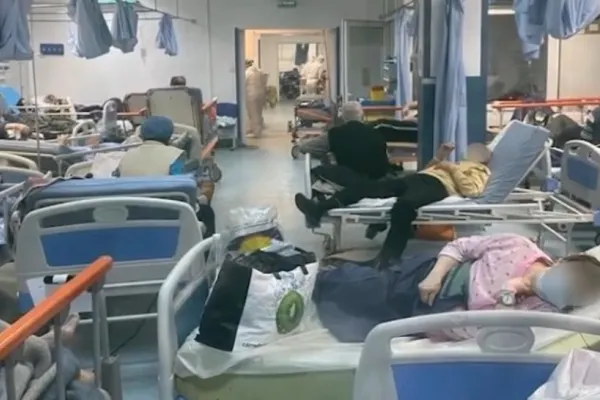 Zeci de bolnavi Covid, înghesuiți la Urgență - imaginea neputinței