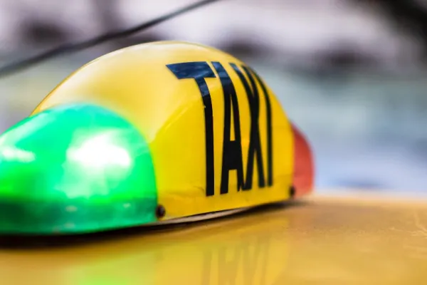 Șofer de taxi, depistat la volan după ce a consumat 7 substanțe interzise! Acuzații halucinante aduse polițiștilor rutieri