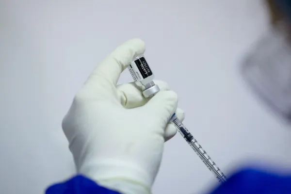 Rata de vaccinare în rândul românilor din Italia depășește 80%. Recomandări de la una dintre cele mai lovite țări de pandemie