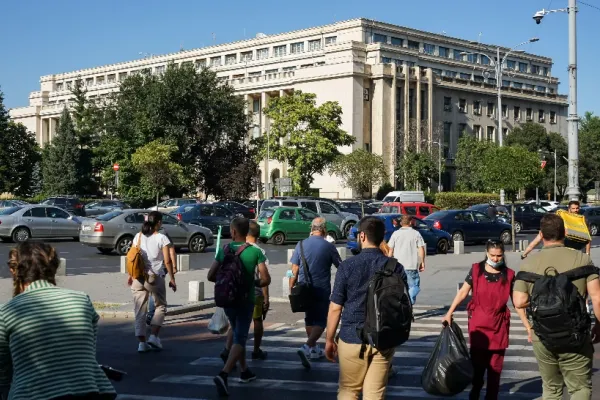 VIDEO | Împovărați de nevoi, românii s-au săturat de politică: Vor un prim-ministru din popor