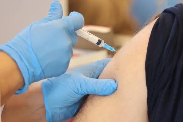 Italia și-a îndeplinit obiectivul la vaccinare. 80% din populația peste 12 ani, imunizată