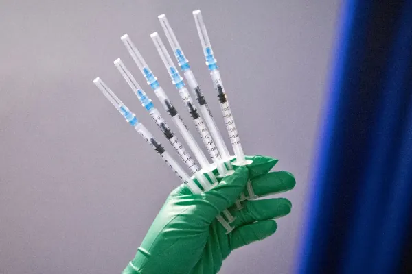 Undă verde de la Guvernul Ungariei pentru angajatori: Sunt autorizați să le ceară lucrătorilor să se vaccineze anti-COVID