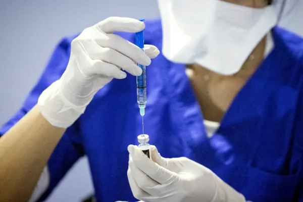 Un medic a primit un glonț într-un plic pentru că susține vaccinarea anti-COVID a copiilor, în Italia