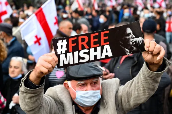 Proteste MASIVE în Georgia. Mii de oameni cer eliberarea președintelui