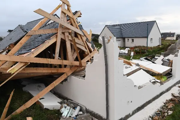 FOTO + VIDEO | Europa, devastată de furtuni violente. Circulația feroviară, oprită în Franța și Germania