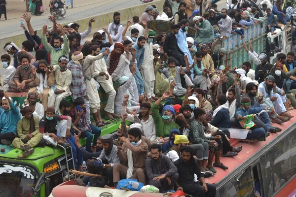 FOTO | Măcel în Pakistan, în timpul unui protest anti-blasfemie. 4 polițiști au murit, iar alți 263, răniți