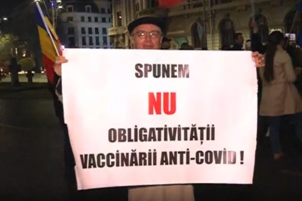 Oamenii mor în spitale, nevaccinații protestează - Piața Universității din Capitală, blocată de sute de persoane