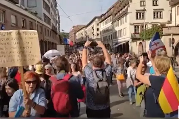 VIDEO - Proteste violente în Franța și Italia - Restricțiile au scos europenii în stradă