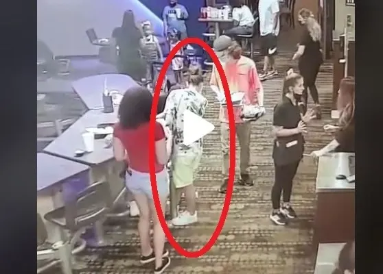 VIDEO – I-a vărsat un pahar de suc pe adidașii noi – Ce a urmat e dezlănțuirea furiei extreme – Imaginile surprinse de camerele de supraveghere din restaurant