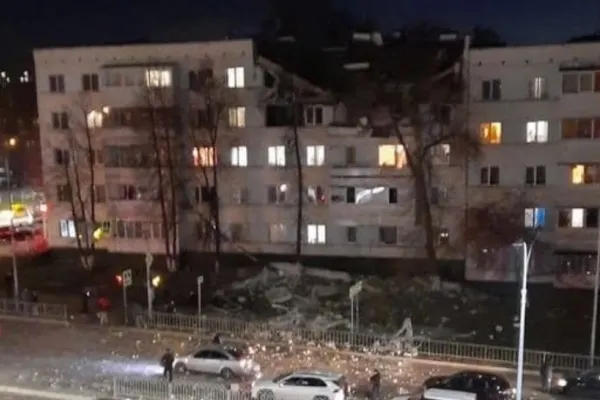Mai mulți RĂNIȚI și zeci de evacuați după ce un bloc a fost spulberat de o EXPLOZIE - Imagini tulburătoare din Rusia