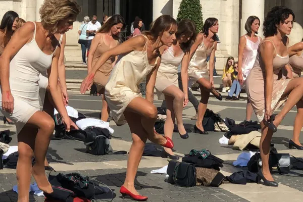 FOTO + VIDEO | Protest inedit în Italia. Foste stewardese s-au dezbrăcat în centrul Romei