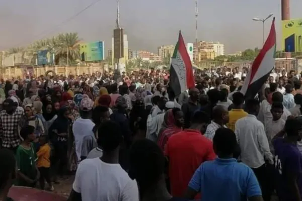 HAOS în Sudan după lovitura de stat! Premierul și soția sa, ARESTAȚI de militari - SUTE de oameni protestează în stradă