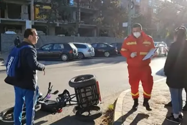 Un tânăr cu handicap, lovit de o mașină, în timp ce livra la domiciliu comenzile unui restaurant, în Suceava