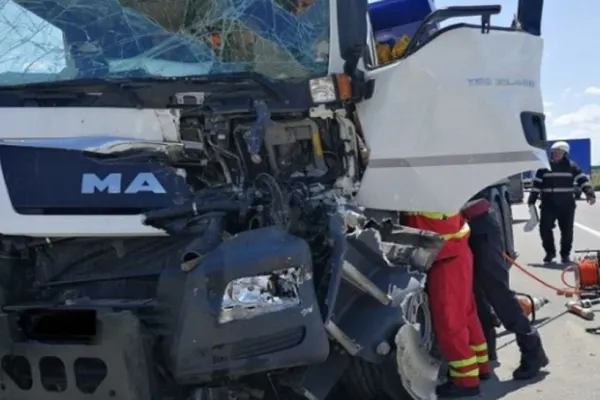 Accident grav în Dâmbovița. 2 TIR-uri s-au izbit violent, iar unul dintre acestea era încărcat cu substanțe periculoase