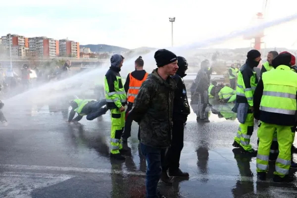 VIDEO | Violențe în Italia din cauza certificatul sanitar devenit obligatoriu la muncă