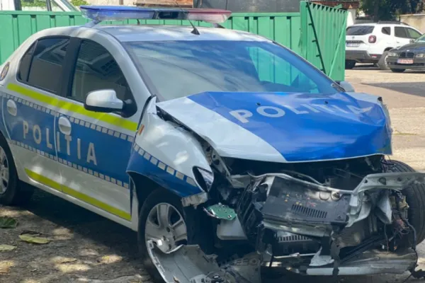 O mașină de poliție a fost implicată într-un accident rutier pe DN 25