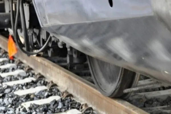 La un pas de o TRAGEDIE: Un biciclist a fost LOVIT de un tren, la Mangalia. Cum se simte victima