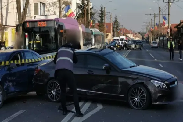 FOTO Accident în lanţ în Cluj: O persoană a ajuns la spital și mai multe mașini au fost DISTRUSE. Cine e șoferul VINOVAT