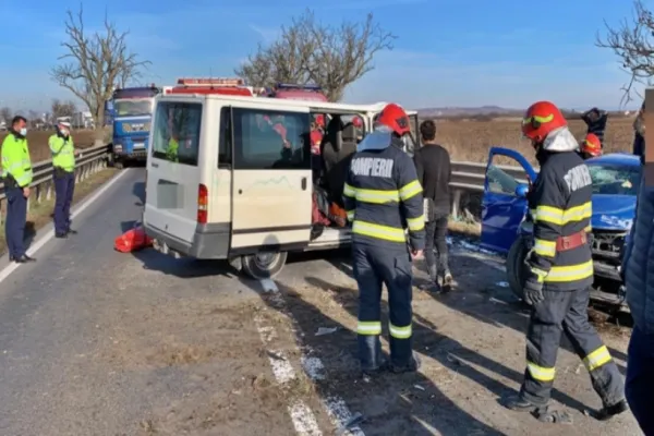 GALERIE FOTO Accident CUMPLIT cu 6 victime în județul Bihor: Un copil în vârstă de 3 ani a MURIT. Un alt minor și un adult, transportați la spital