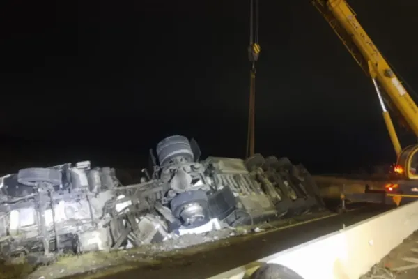 PERICOL pe șosea! O cisternă plină cu carburant s-a răsturnat pe drumul care face legătura între Deva și Hunedoara