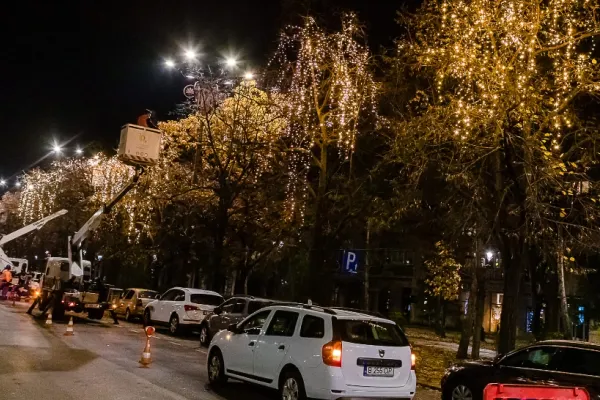 Primele luminițe de Crăciun, montate în București. Anunțul primarului Nicușor Dan