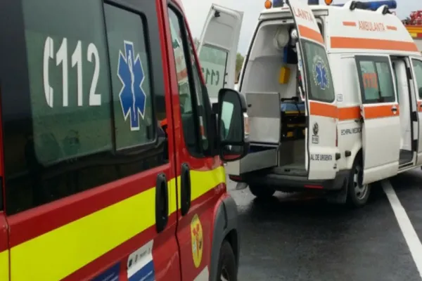 Microbuz plin cu persoane, implicat într-un ACCIDENT în județul Iași: 8 persoane rănite ușor - VIDEO