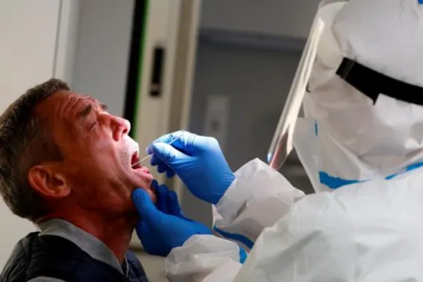 GERMANIA reintroduce testarea COVID-19 GRATUITĂ! De ce vor fi testați și VACCINAȚII