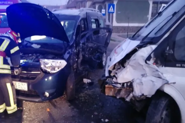 Accident cu 2 victime în județul Sibiu: O mașină a intrat într-un microbuz de marfă