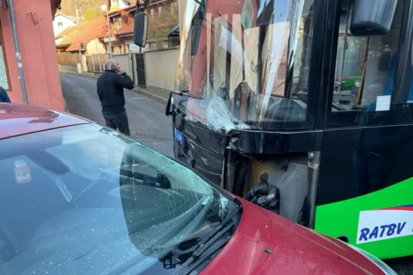 FOTO Autobuz, implicat într-un accident rutier, în Brașov: Poliția a intervenit rapid