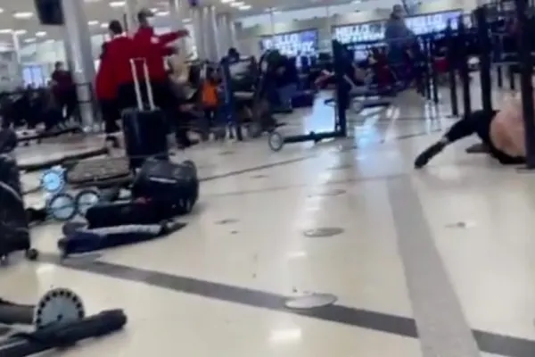 VIDEO | Panică la aeroportul din Atlanta, după ce arma unui pasager s-a descărcat accidental – 3 victime