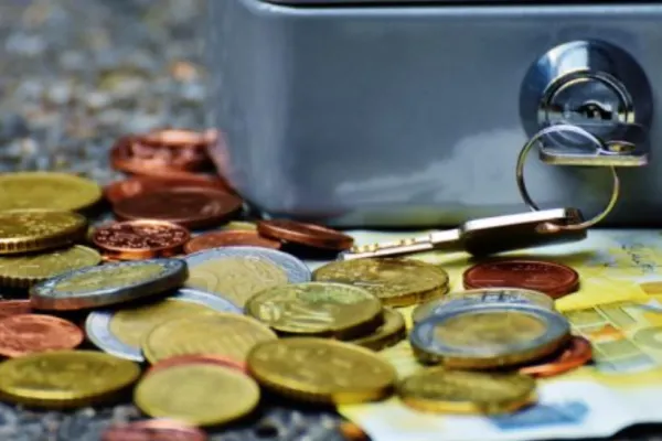 În timp ce rata inflației continuă să crească, salariile românilor scad! Cu cât „se descurcă” angajații lunar