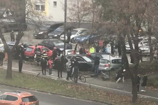 FOTO + VIDEO | Accident cumplit în Timișoara: 3 victime, 4 mașini avariate