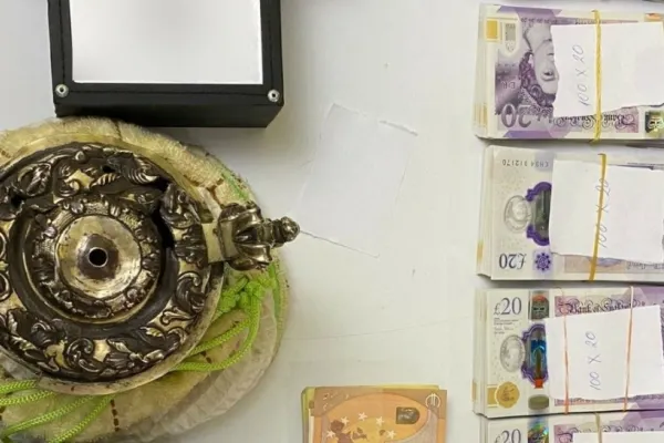 FOTO | Percheziții DIICOT la cămătarii din Târgu Mureș și Reghin! Polițiștii au găsit un întreg arsenal de arme și bani