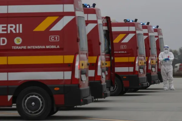 2 români tratați de COVID în Danemarca și Germania, repatriați cu o aeronavă militară