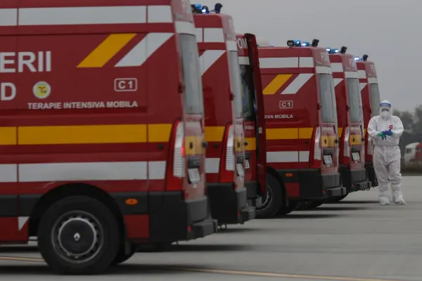 4 pacienţi cu COVID, transportaţi în Italia cu o aeronavă militară